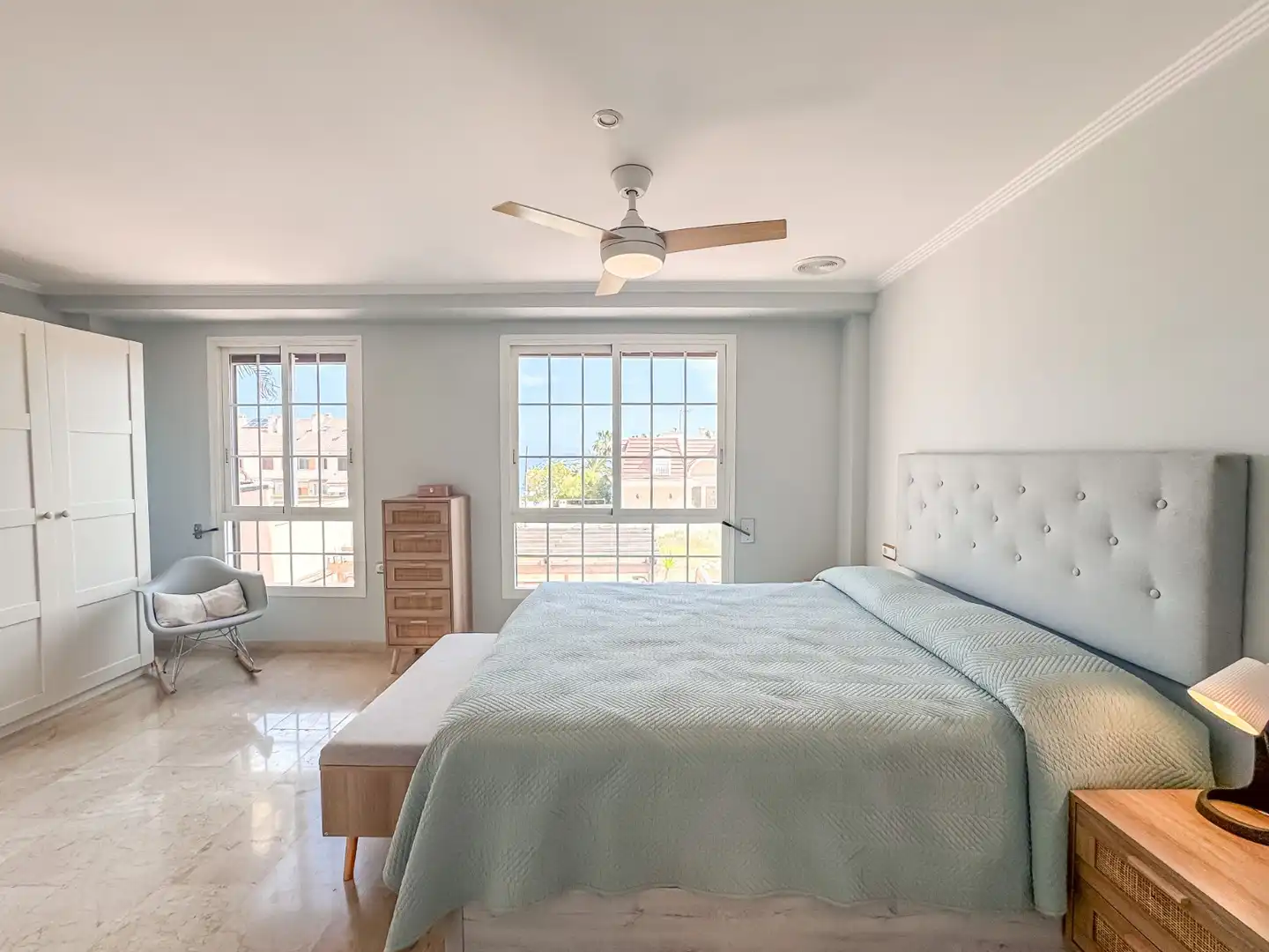 Habitación de Dúplex de alquiler en Santa Pola con Terraza, Trastero y Piscina