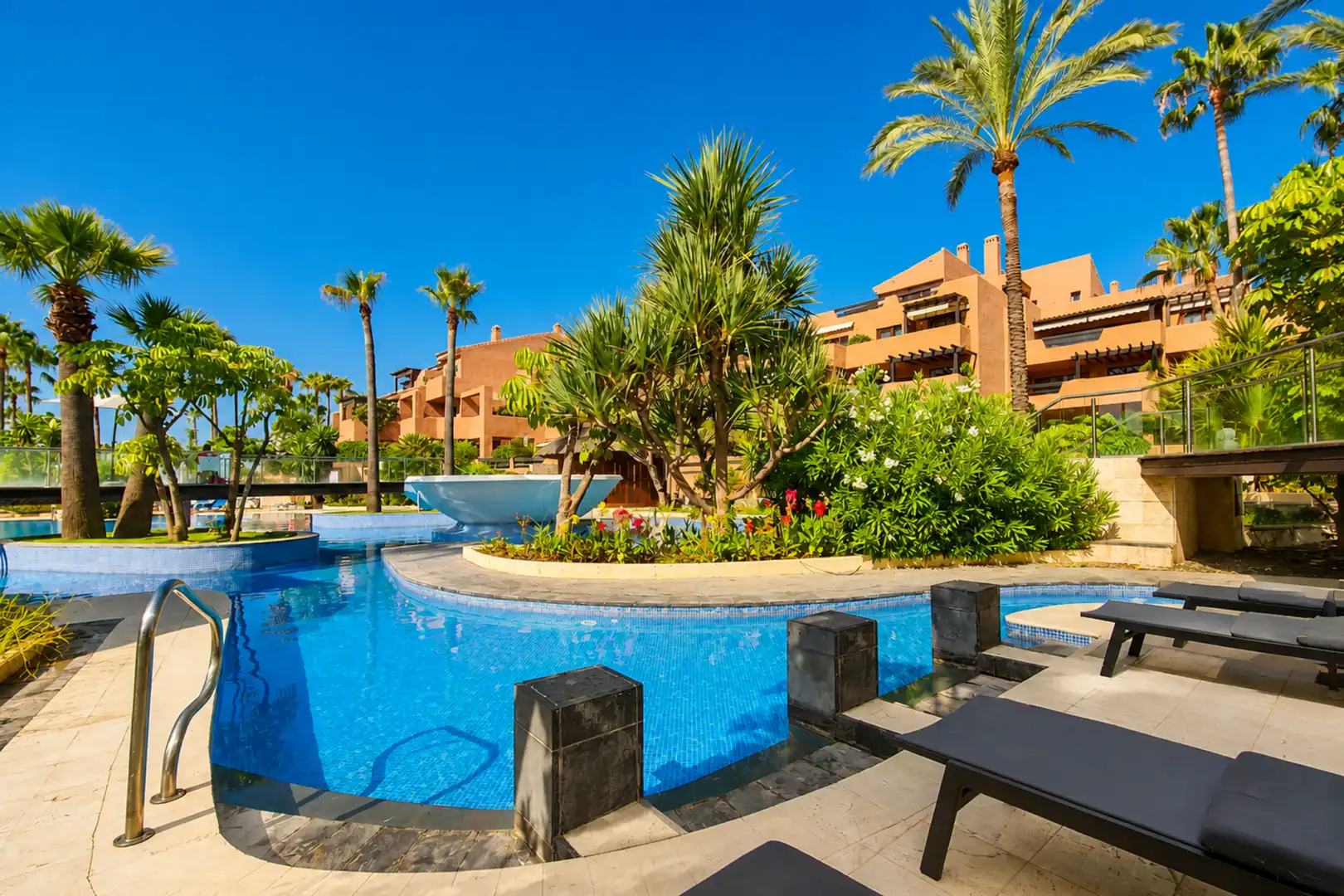 Piscina de Apartament en venda en Estepona amb Aire condicionat, Terrassa i Moblat