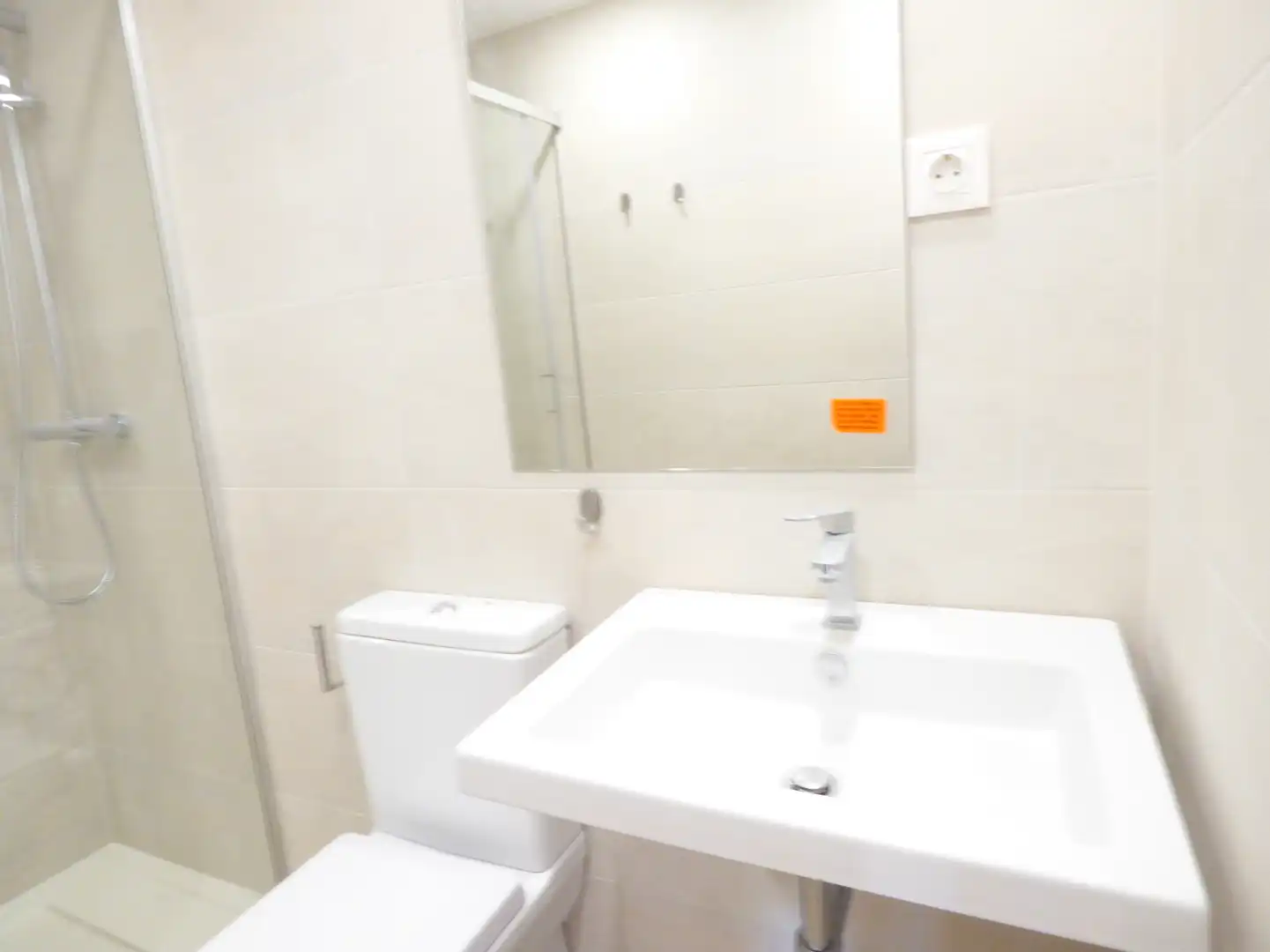 Bathroom of Flat for rent in Madrid  with Air Conditioner, Heating and Private garden