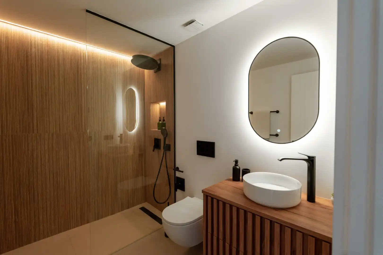 Badezimmer von Einfamilien-Reihenhaus zum Verkauf in Marbella mit Klimaanlage, Heizung und Privatgarten
