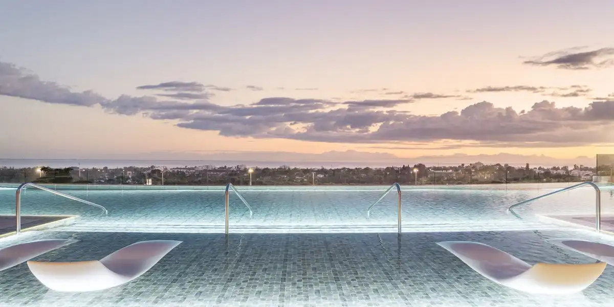 Schwimmbecken von Wohnungen zum Verkauf in Benahavís mit Klimaanlage, Privatgarten und Terrasse