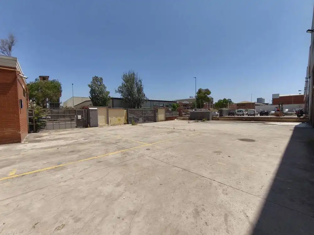 Industrial building to rent in Almeda - El Corte Inglés, imagen 5