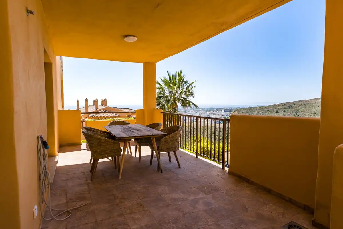 Terrasse von Wohnungen zum Verkauf in Benahavís mit Gemeinschaftspool