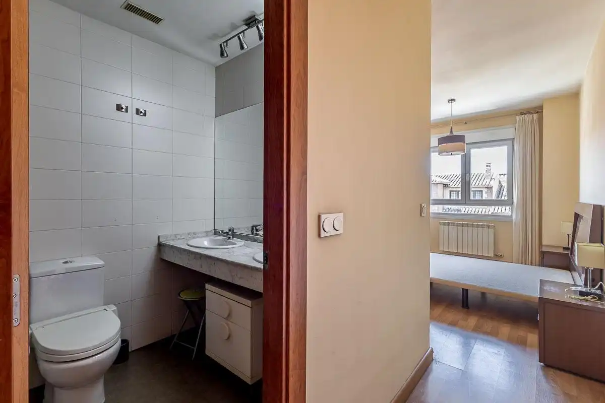 Badezimmer von Wohnung zur Miete in Granada mit Klimaanlage, Heizung und Privatgarten