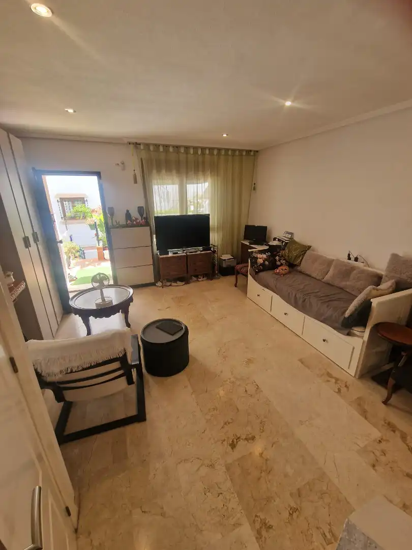 Sala d'estar de Casa adosada en venda en Orihuela amb Aire condicionat, Jardí privat i Terrassa