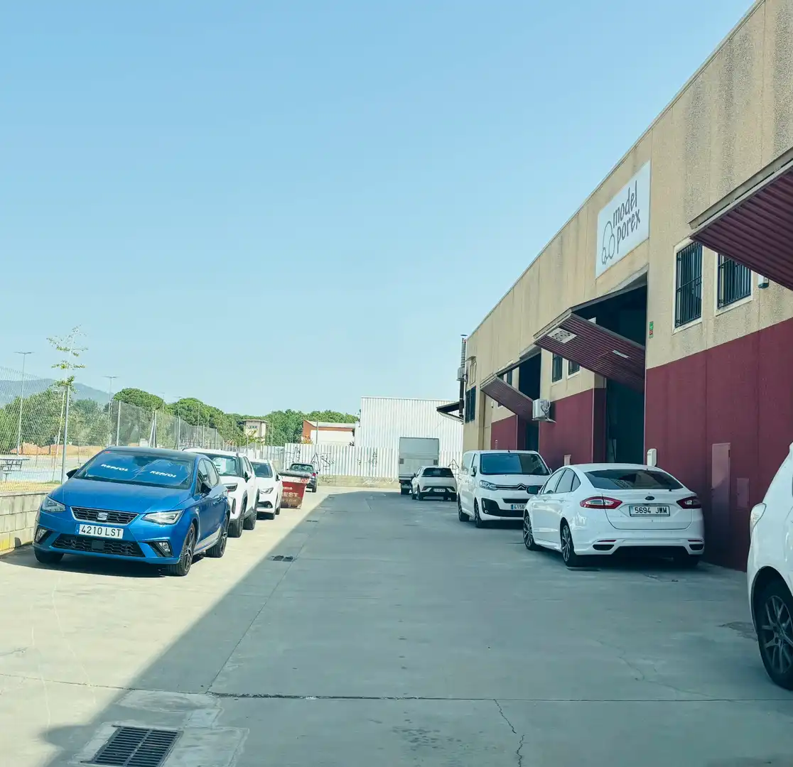 Parkplatz von Fabrikhallen zur Miete in Palau-solità i Plegamans