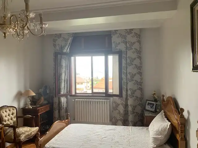Schlafzimmer von Einfamilien-Reihenhaus zum Verkauf in Vilagarcía de Arousa mit Heizung, Privatgarten und Möbliert