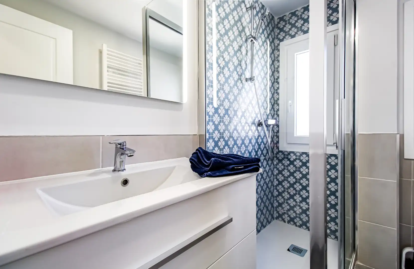 Bathroom of Flat for rent in Madrid  with Air Conditioner, Heating and Storage room