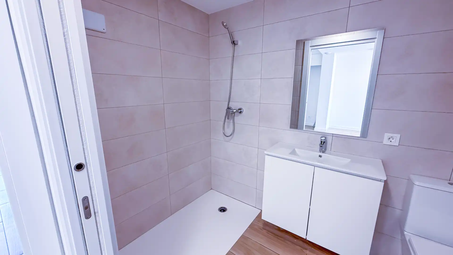 Bathroom of Flat for rent in Olot  with Air Conditioner, Heating and Oven