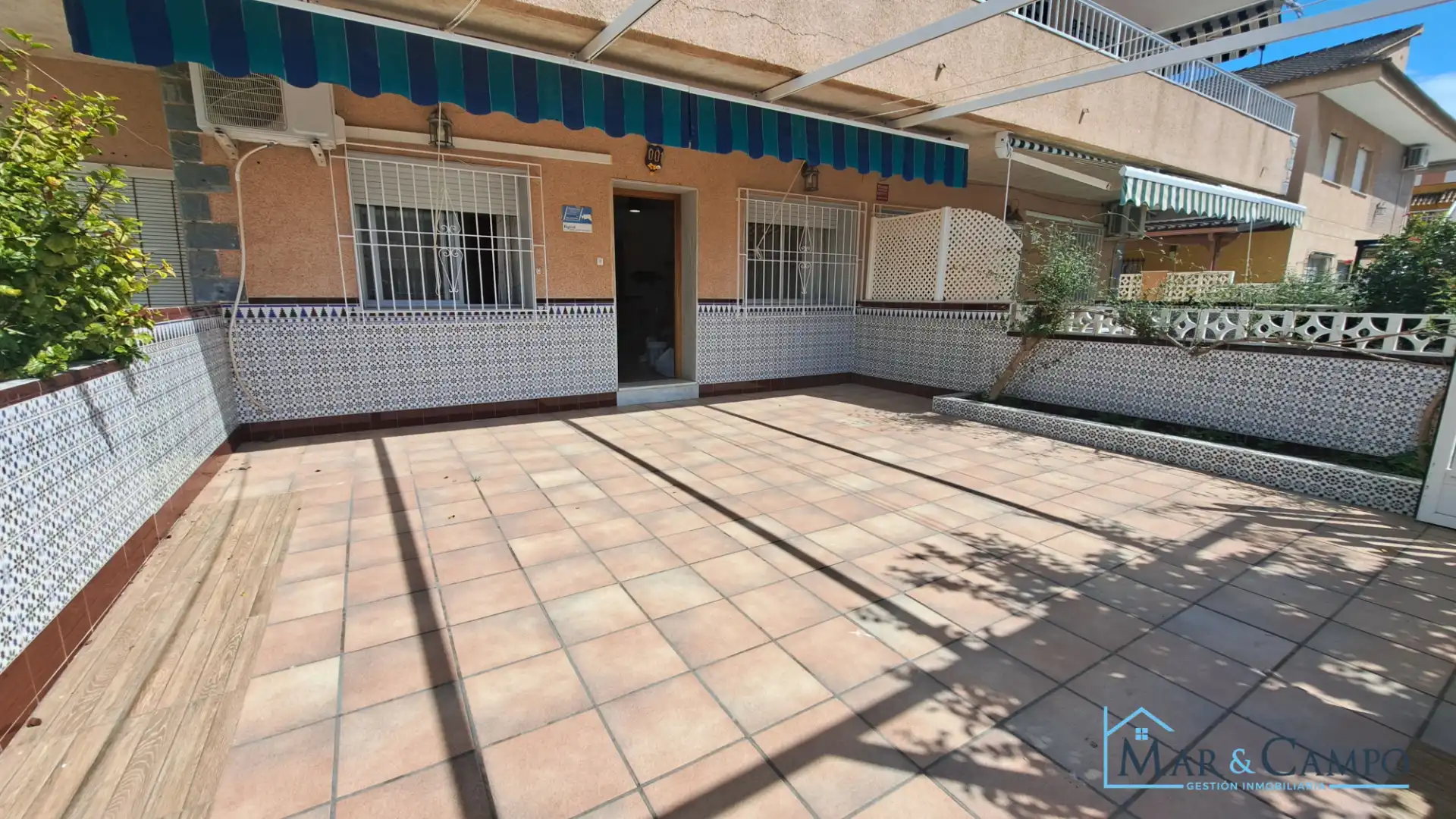 Vista exterior de Casa adosada en venta en Los Alcázares con Aire acondicionado, Jardín privado y Amueblado