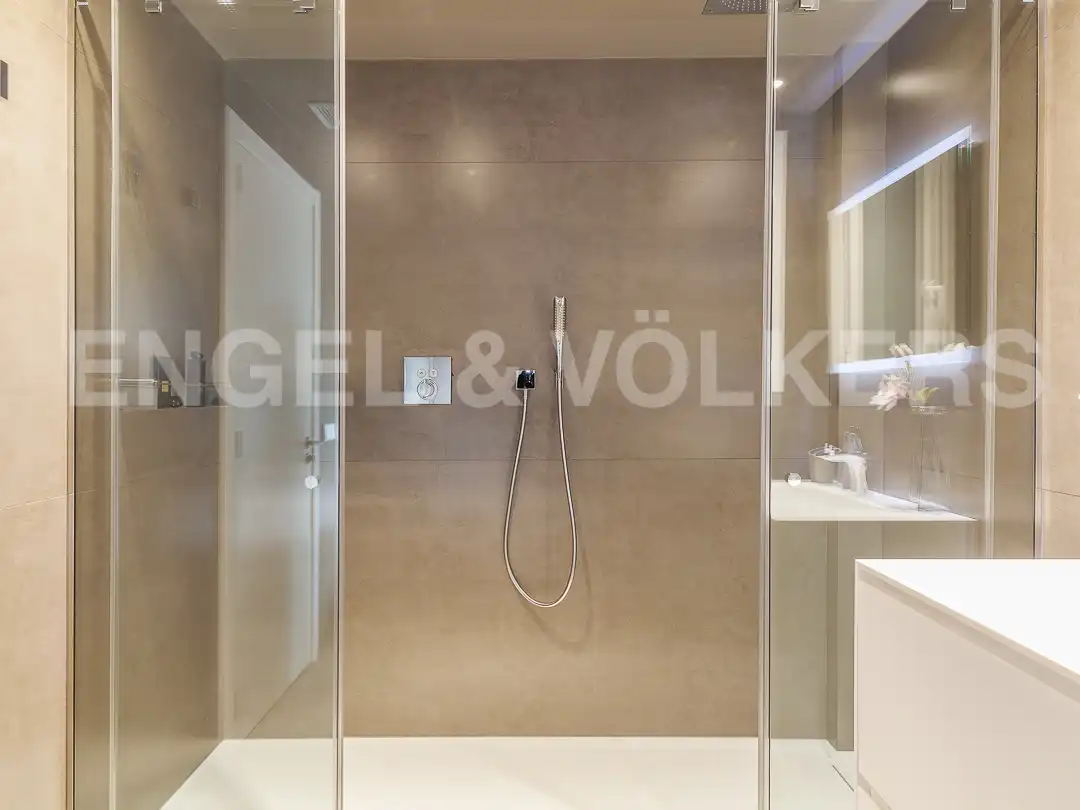 Badezimmer von Dachboden zum Verkauf in Barcelona mit Klimaanlage, Heizung und Terrasse