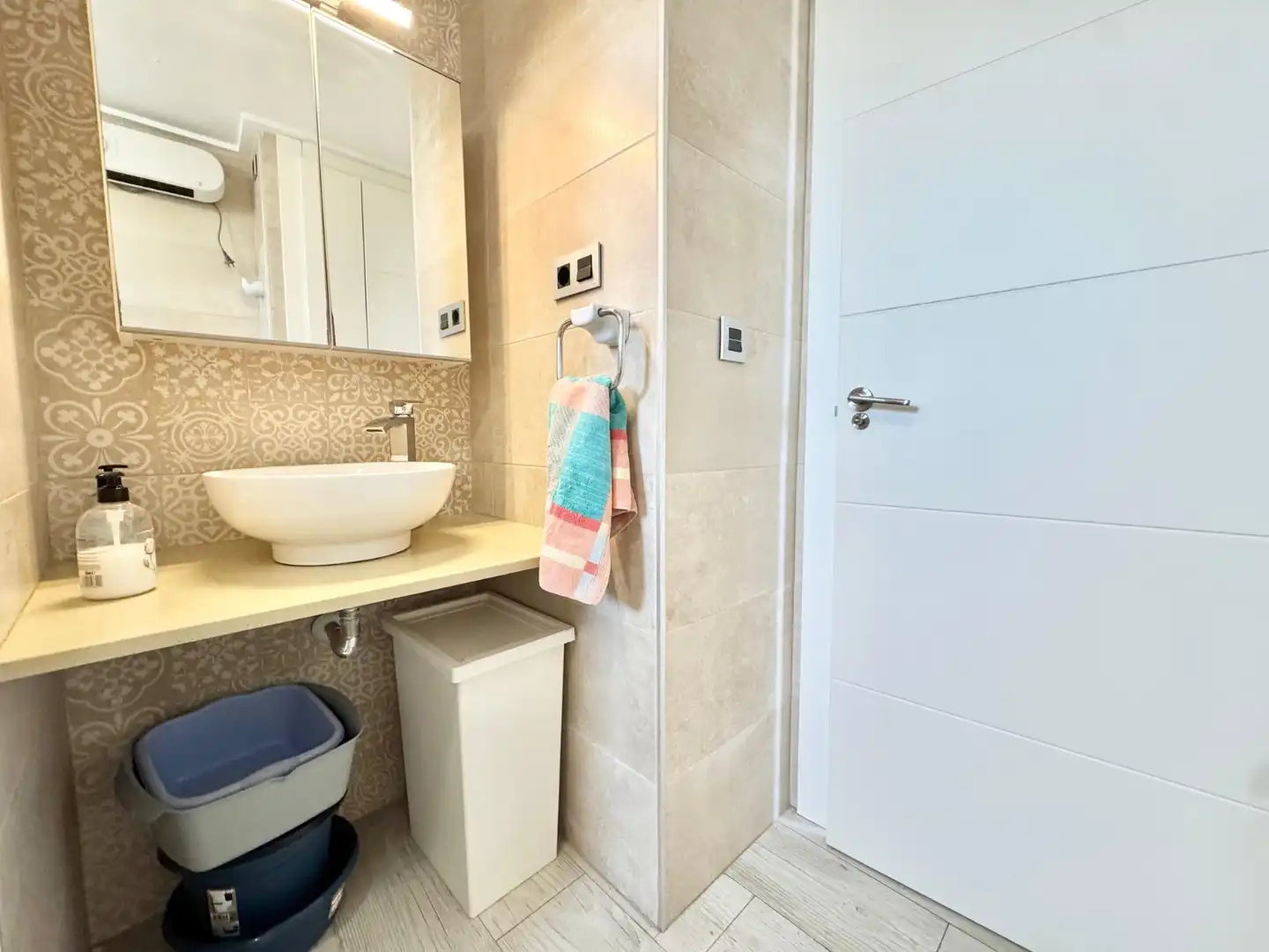 Bany de Apartament de lloguer en Torrevieja amb Piscina, Moblat i Rentadora