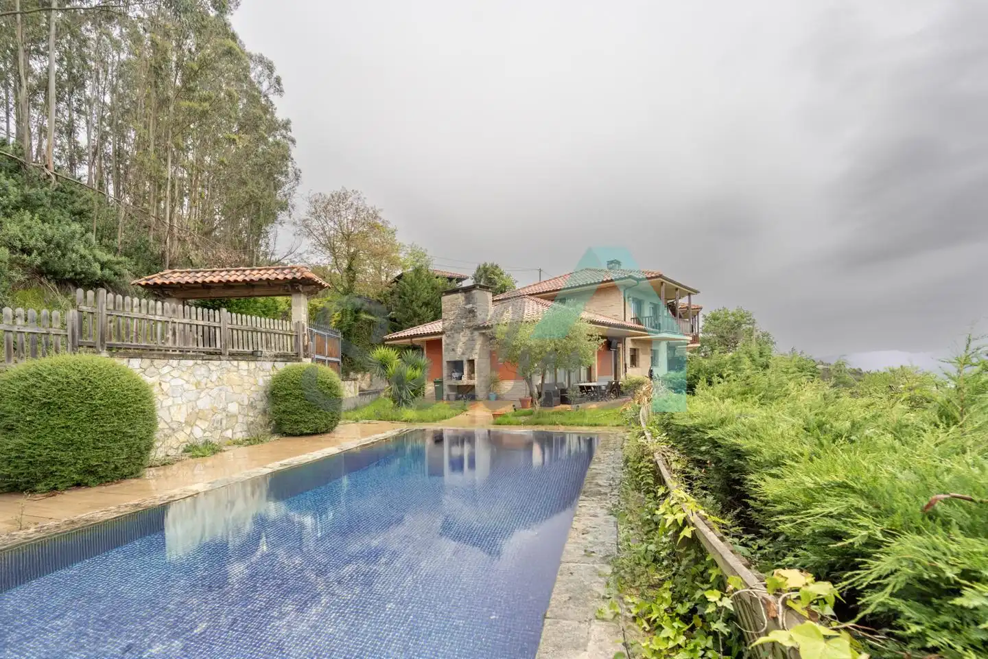 Piscina de Casa o chalet en venta en Oviedo  con Calefacción, Jardín privado y Parquet