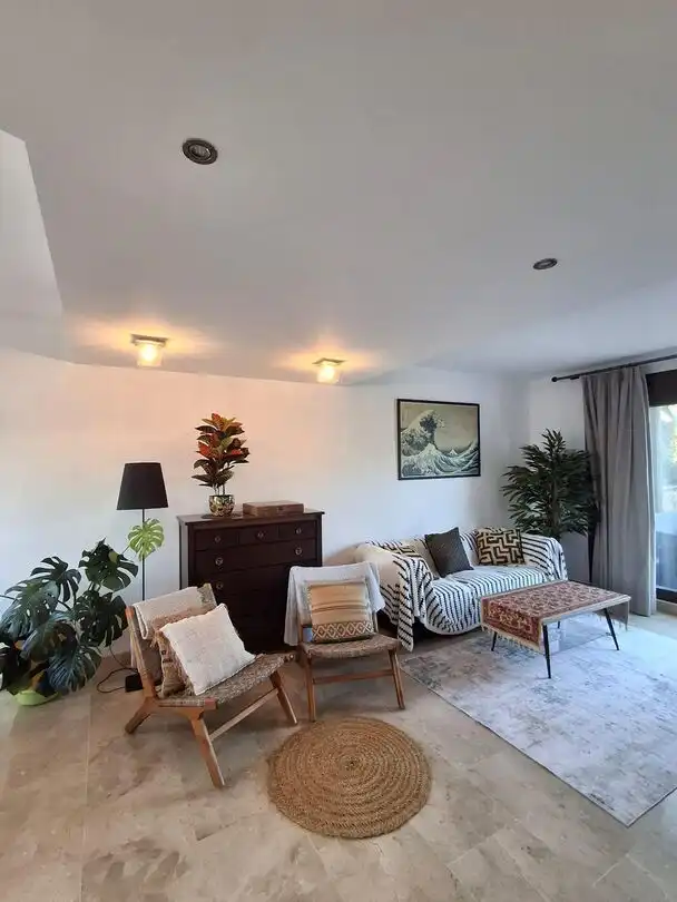 Sala d'estar de Casa adosada de lloguer en La Alcaidesa amb Aire condicionat, Calefacció i Jardí privat