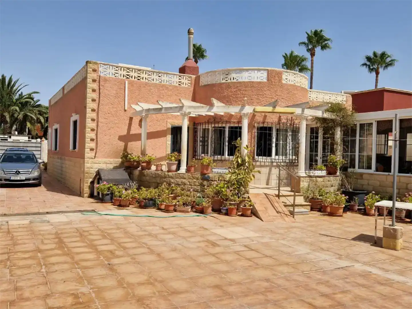 Vista exterior de Casa o xalet en venda en Roquetas de Mar amb Aire condicionat i Balcó