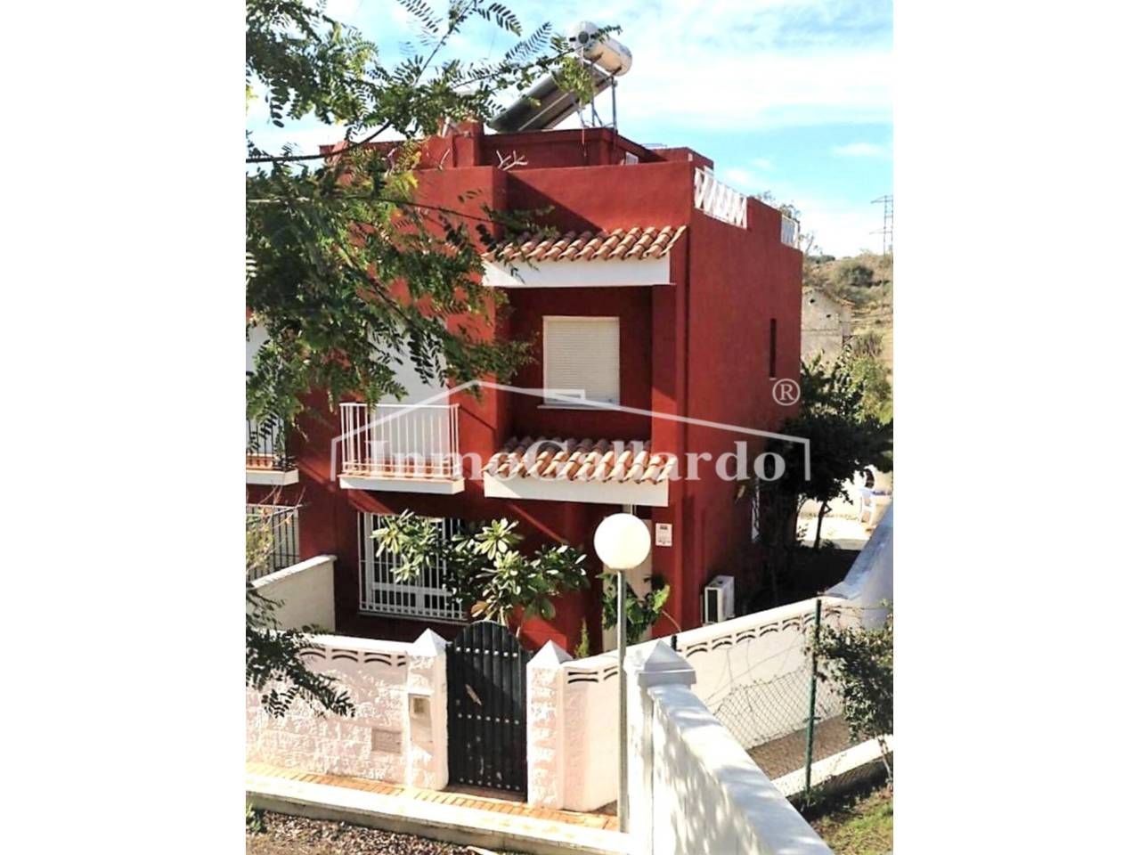 Vista exterior de Casa adosada en venda en Vélez-Málaga amb Aire condicionat, Calefacció i Jardí privat
