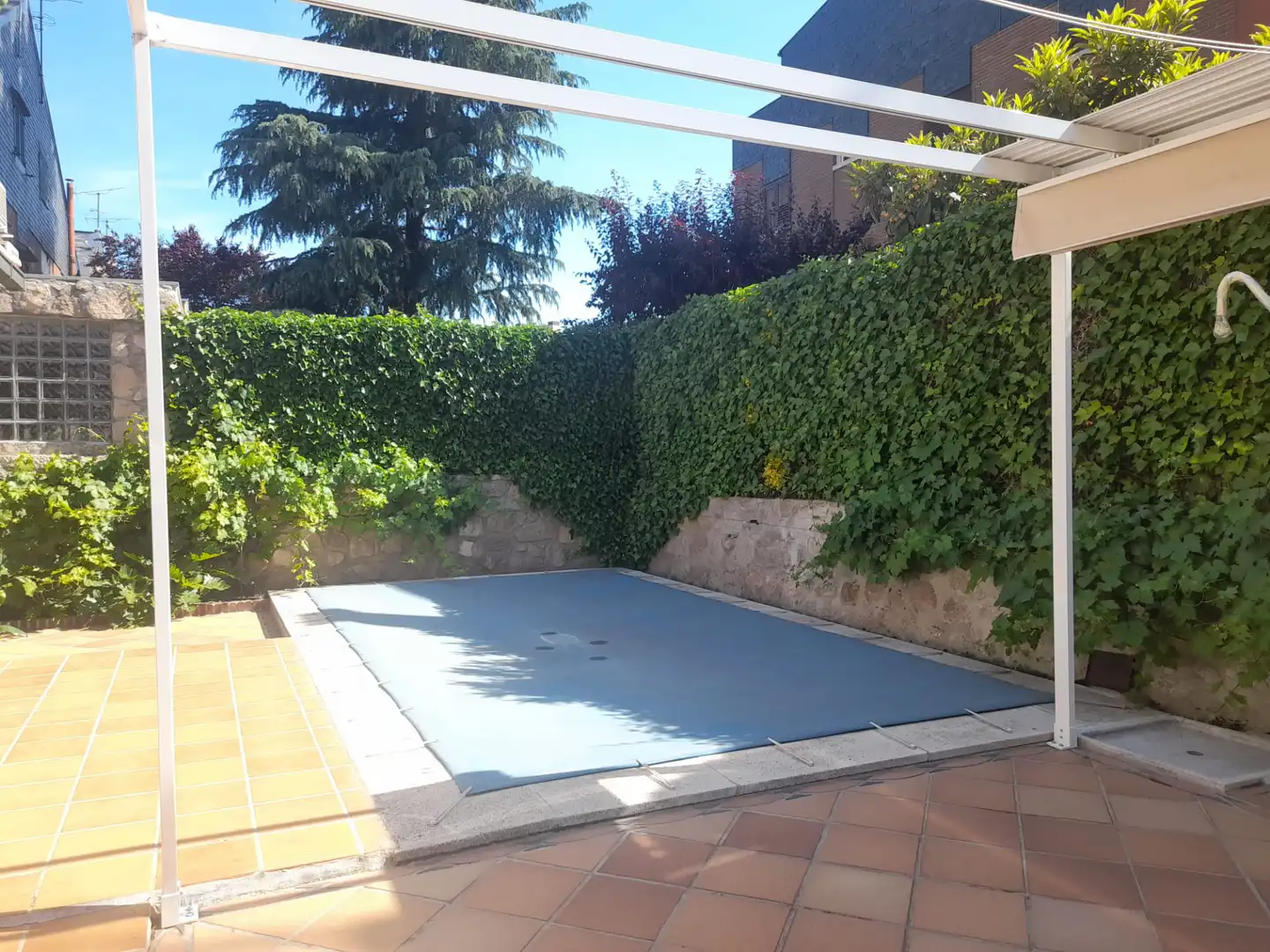 Piscina de Casa adosada en venta en Pozuelo de Alarcón con Aire acondicionado, Calefacción y Jardín privado