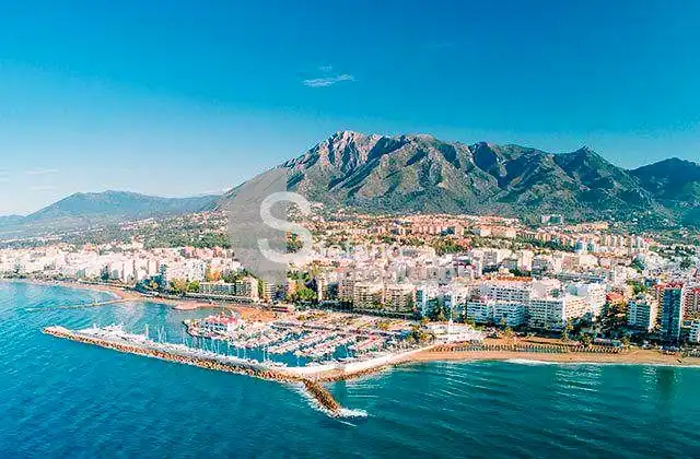 Vista exterior de Planta baixa en venda en Marbella amb Aire condicionat, Jardí privat i Terrassa