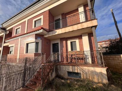 Vista exterior de Casa adosada en venda en Sariegos amb Calefacció, Jardí privat i Parquet