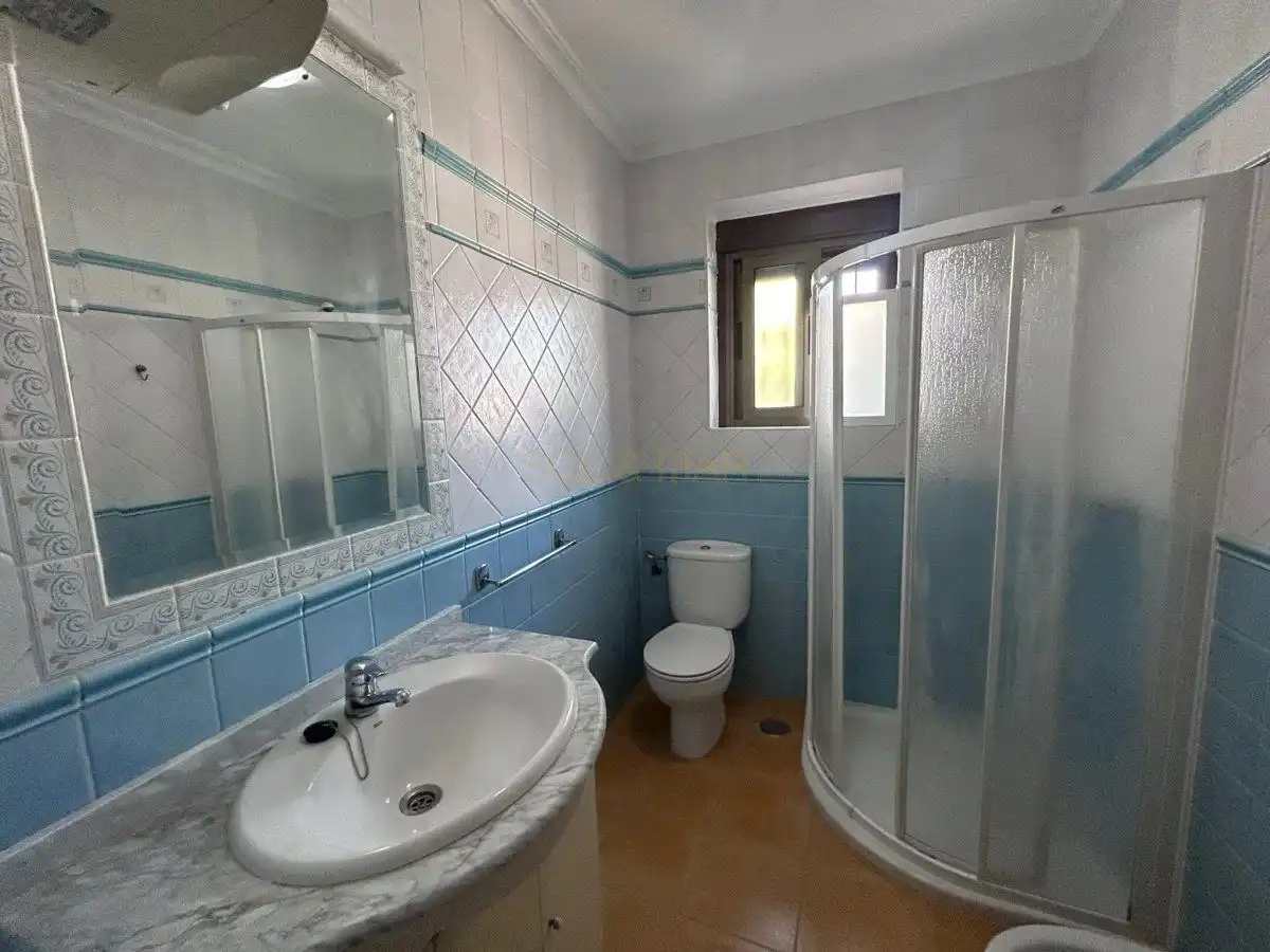 Bany de Casa o xalet en venda en Álora amb Calefacció, Terrassa i Traster