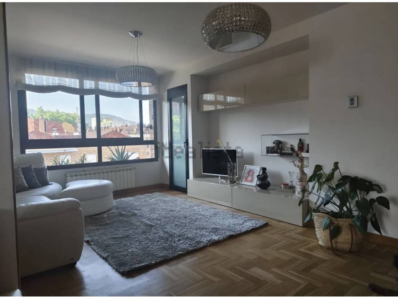 Sala d'estar de Pis en venda en Oviedo  amb Calefacció, Parquet i Moblat