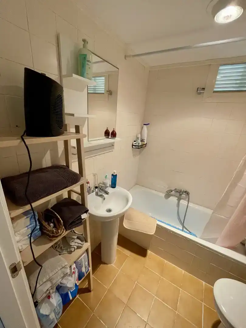 Baño de Apartamento de alquiler en Benicasim / Benicàssim con Aire acondicionado, Piscina y Amueblado