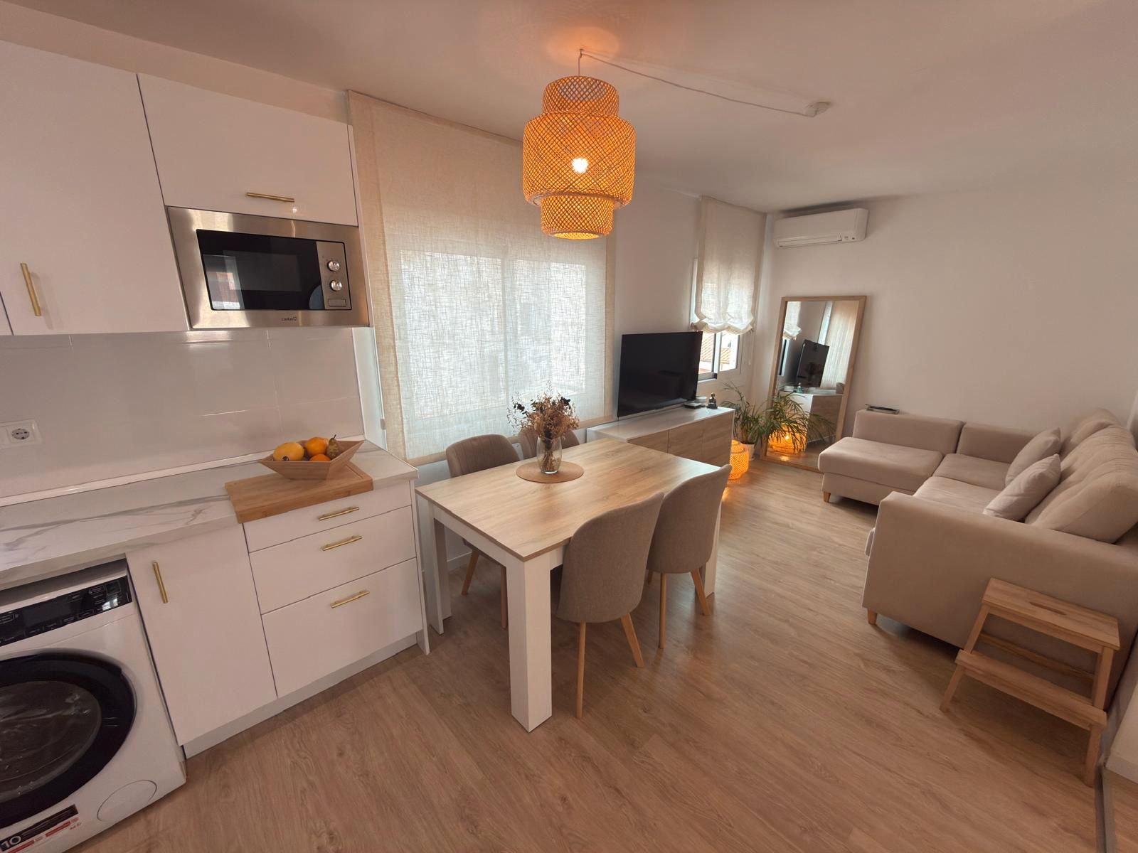 Sala de estar de Piso en venta en Cornellà de Llobregat con Aire acondicionado, Calefacción y Parquet