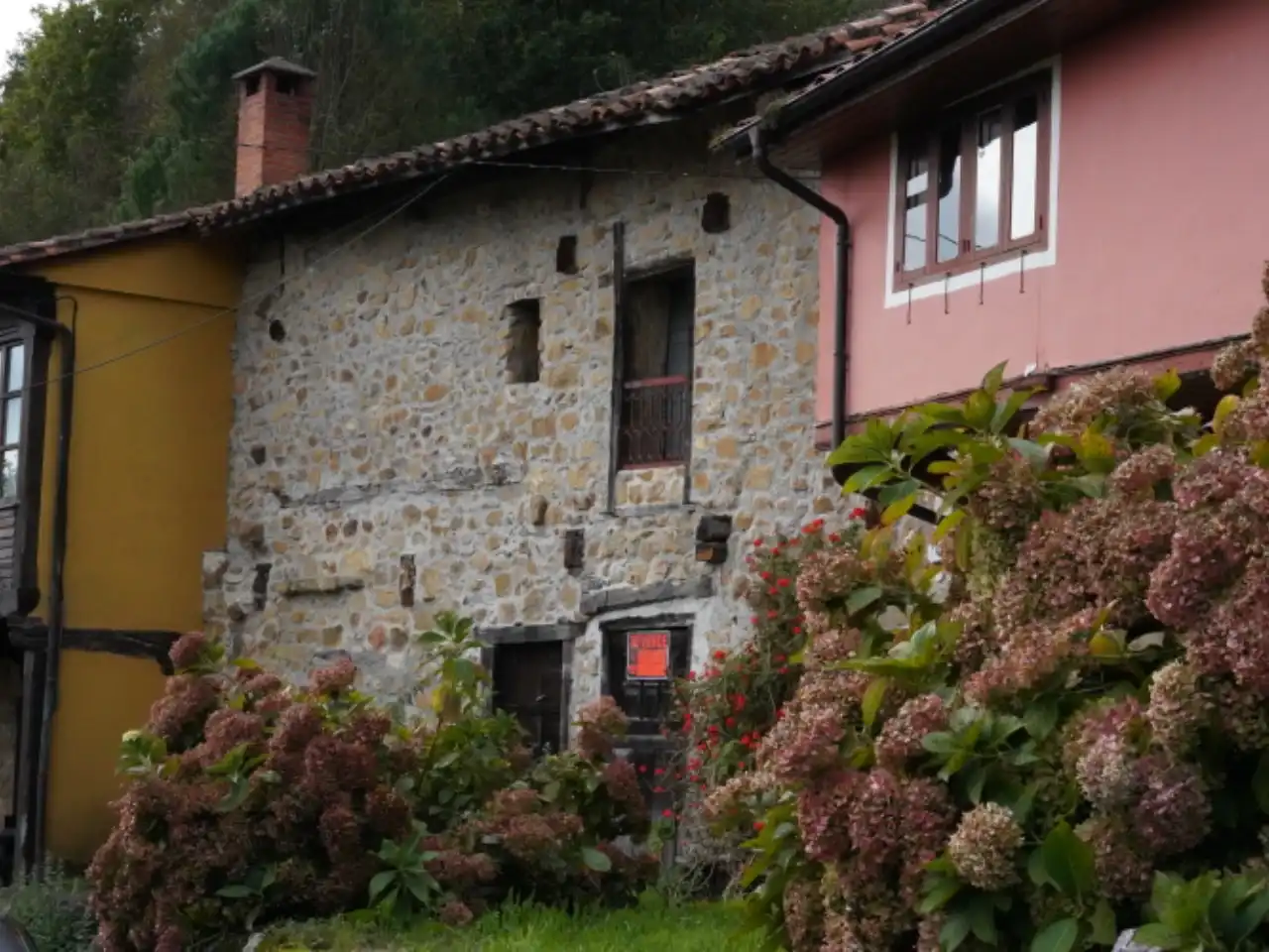 Casa rústica en venda a Lugar Robleu 24