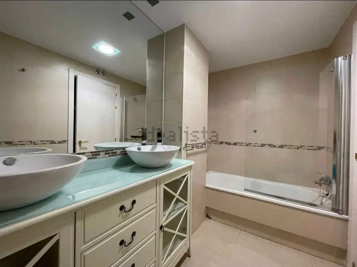 Bathroom of Flat for rent in Madrid  with Air Conditioner, Heating and Private garden