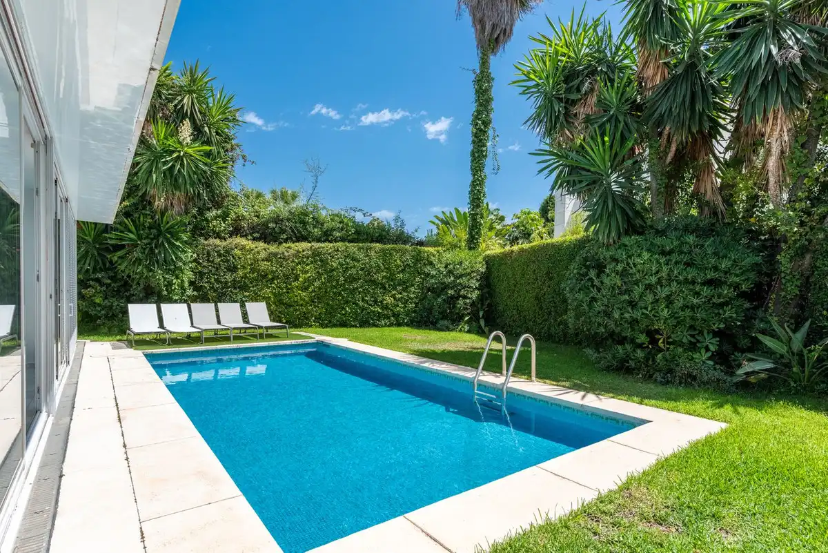 Piscina de Casa adosada en venda en Marbella amb Aire condicionat i Terrassa
