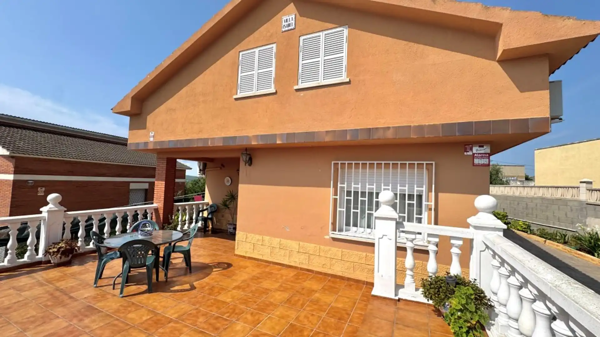 Vista exterior de Casa o xalet en venda en La Bisbal del Penedès amb Aire condicionat i Forn