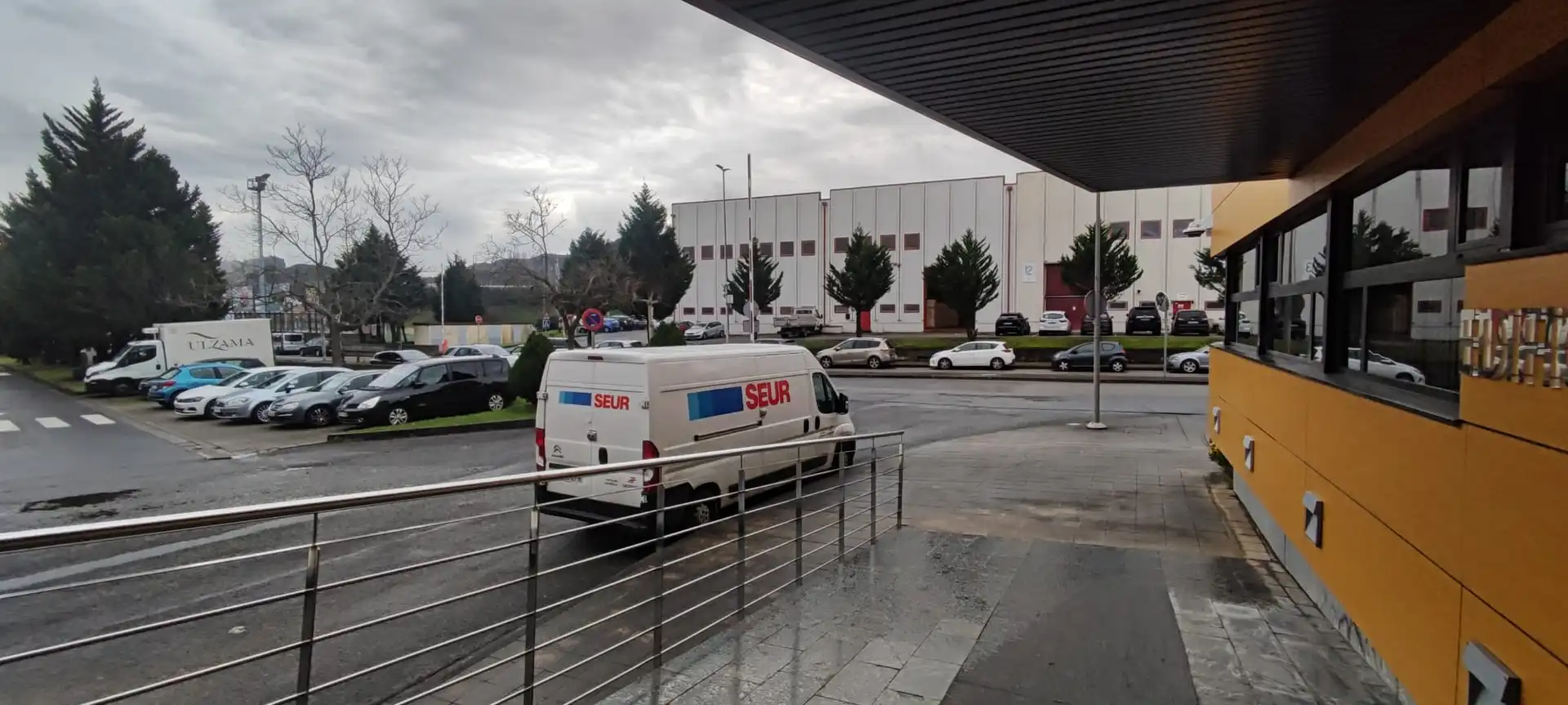 Vista exterior de Oficina en venda en Zalla  amb Moblat i Alarma
