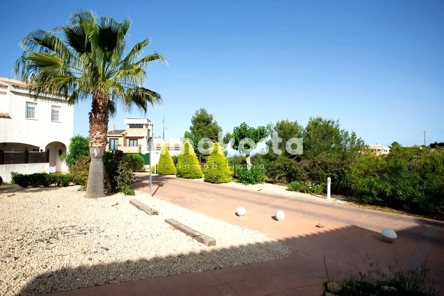 Einfamilien-Reihenhaus zum Verkauf in La Nucia mit Klimaanlage, Privatgarten und Terrasse