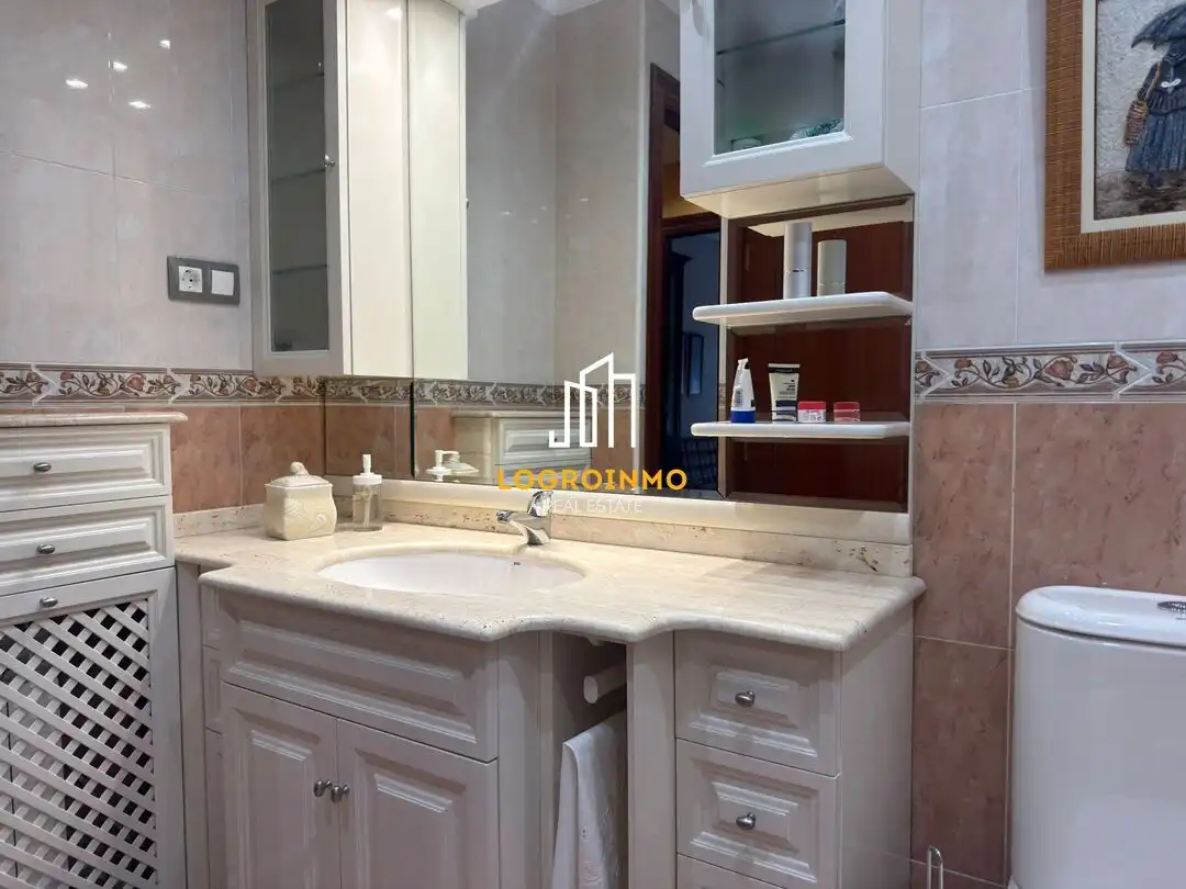 Bathroom of Flat for sale in  Logroño  with Heating, Storage room and Swimming Pool