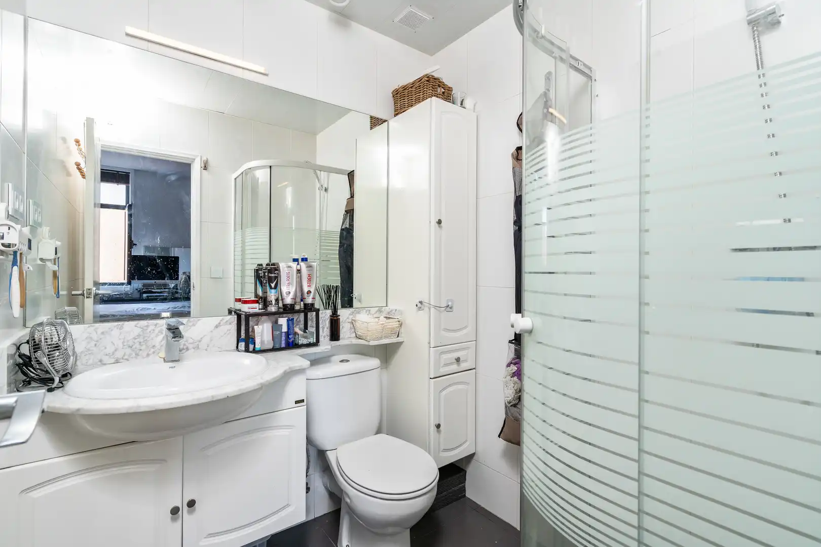 Badezimmer von Dachboden zum Verkauf in Barcelona mit Klimaanlage, Heizung und Parkett