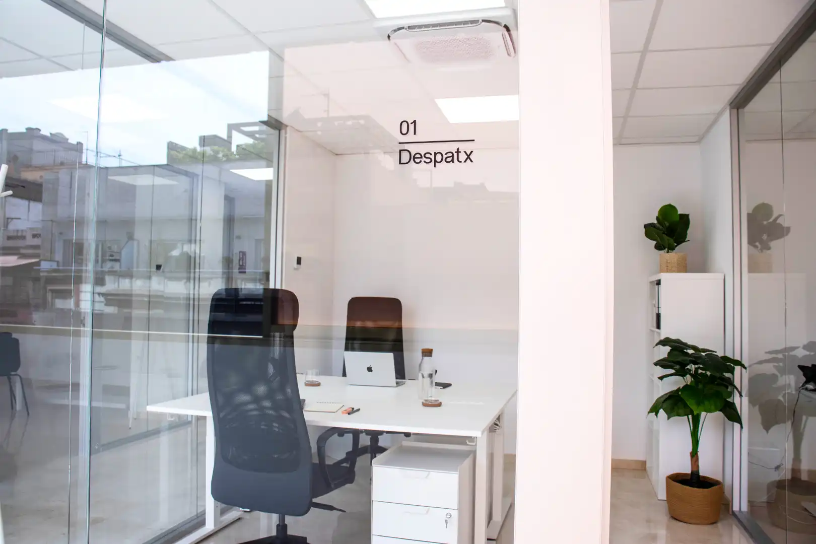 Büro zur Miete in Barcelona mit Klimaanlage, Heizung und Abstellraum