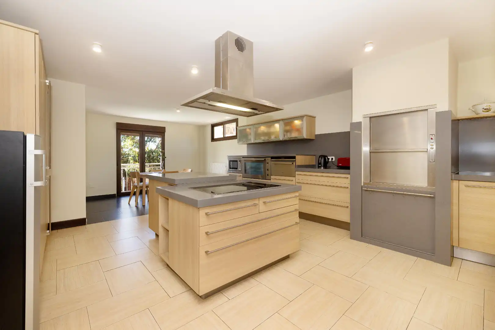Cuina de Casa o xalet en venda en Marbella amb Aire condicionat, Jardí privat i Terrassa