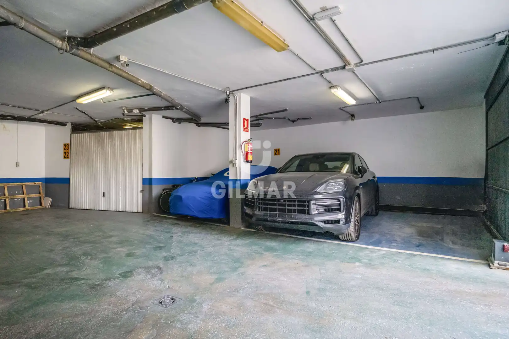Parkplatz von Einfamilien-Reihenhaus zum Verkauf in Marbella mit Heizung, Privatgarten und Schwimmbad