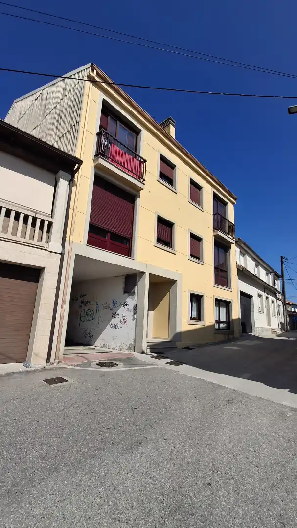 Vista exterior de Pis en venda en Boiro amb Calefacció, Moblat i Forn