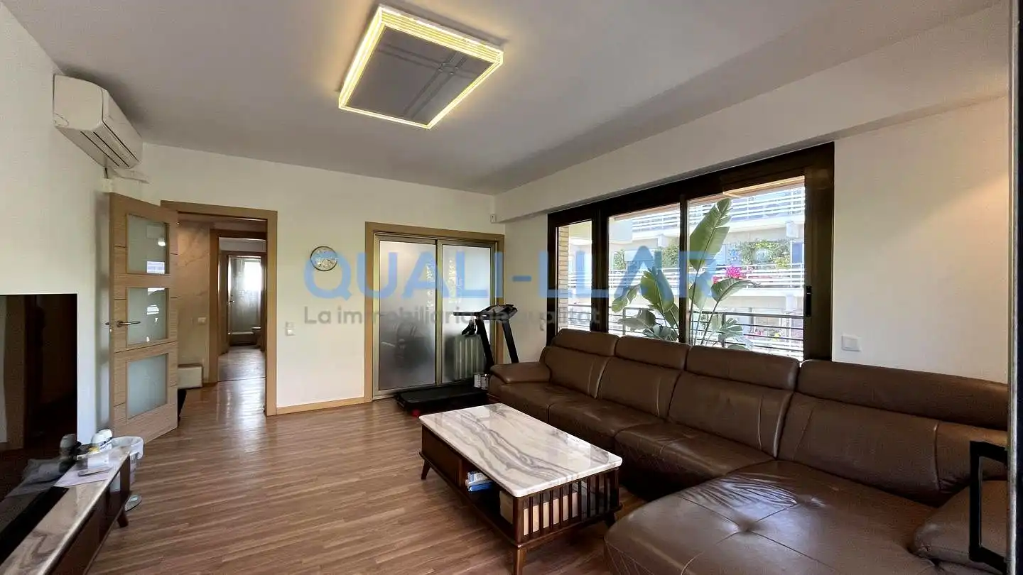 Sala d'estar de Pis en venda en Sant Feliu de Llobregat amb Aire condicionat, Jardí privat i Parquet