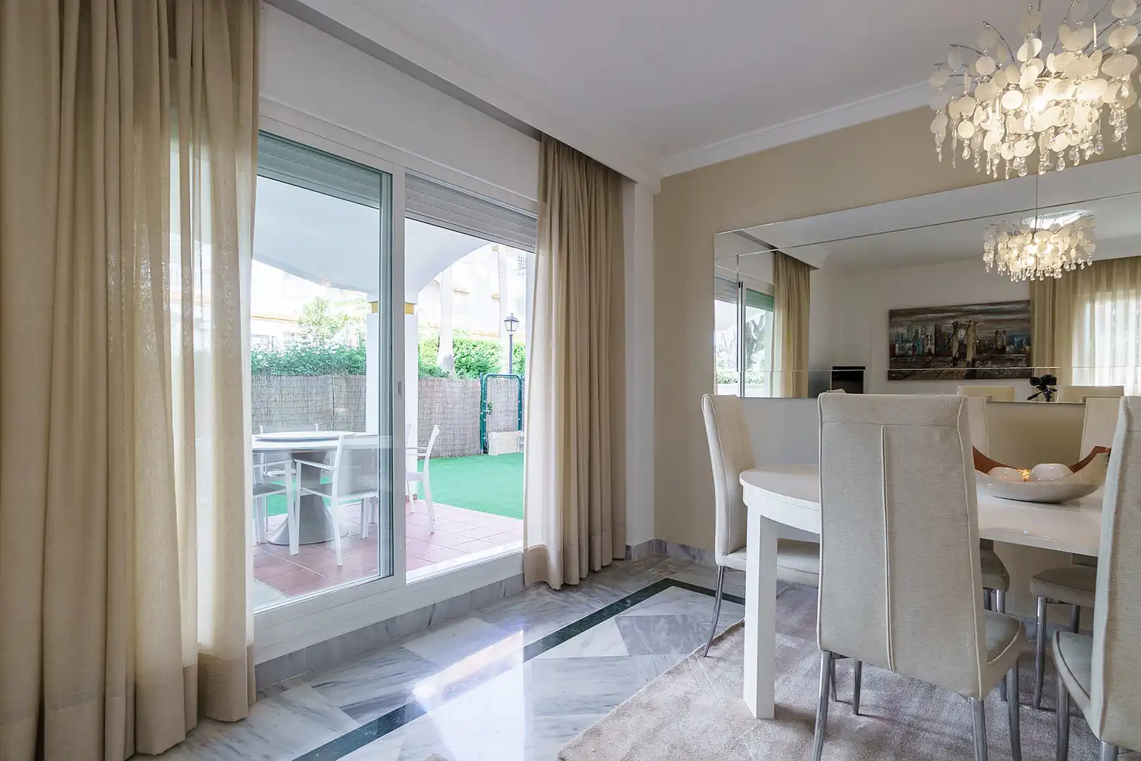Esszimmer von Erdgeschoss zur Miete in Marbella mit Klimaanlage, Terrasse und Schwimmbad