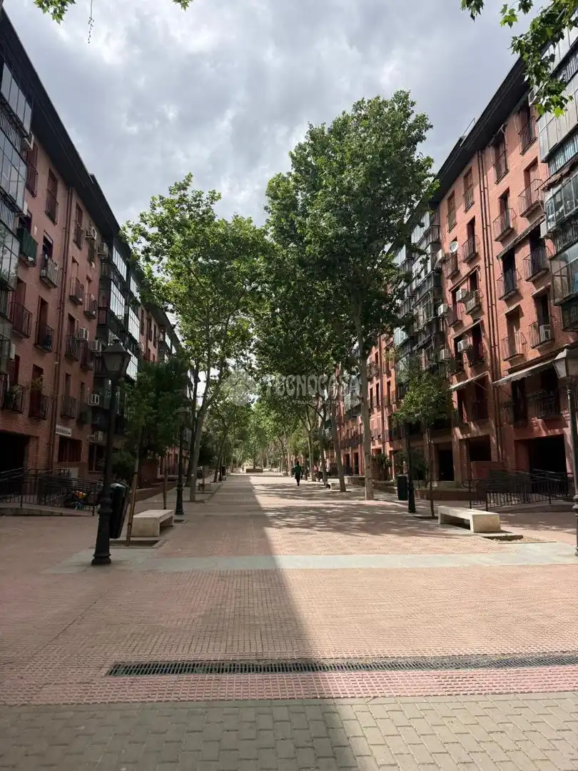 Vista exterior de Pis en venda en Madrid amb Aire condicionat, Terrassa i Balcó