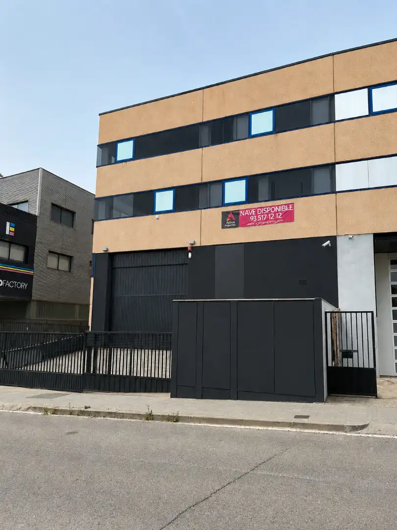 Außenansicht von Fabrikhallen zur Miete in Badalona mit Alarm