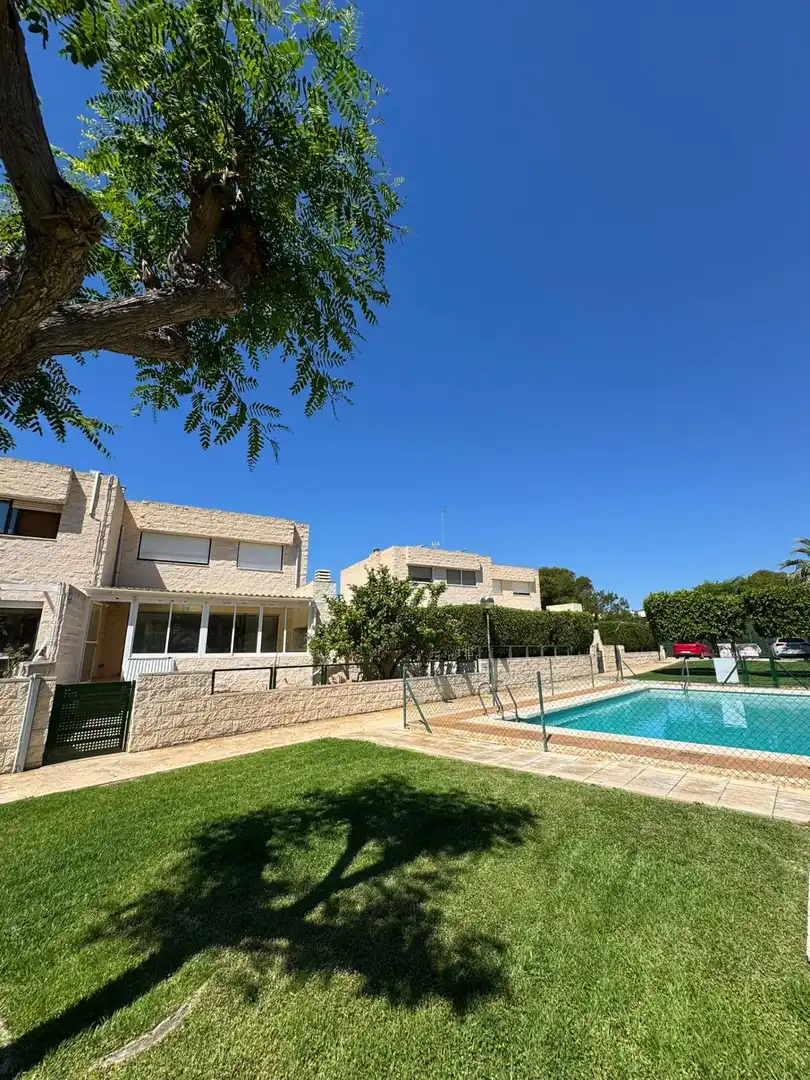 Vista exterior de Casa o chalet de alquiler en El Campello con Piscina comunitaria