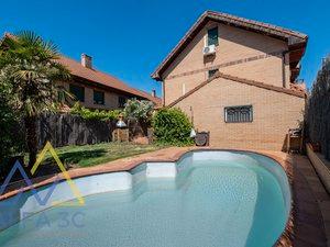 Piscina de Casa adosada en venda en Pedrezuela amb Aire condicionat, Jardí privat i Terrassa