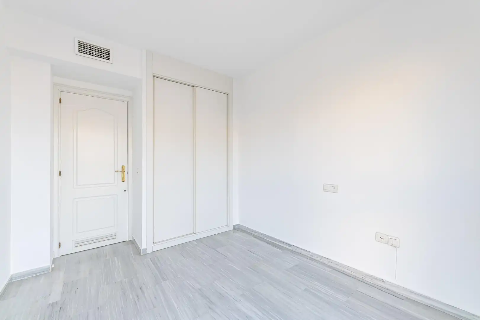 Dormitori de Apartament en venda en Torremolinos amb Aire condicionat, Calefacció i Jardí privat