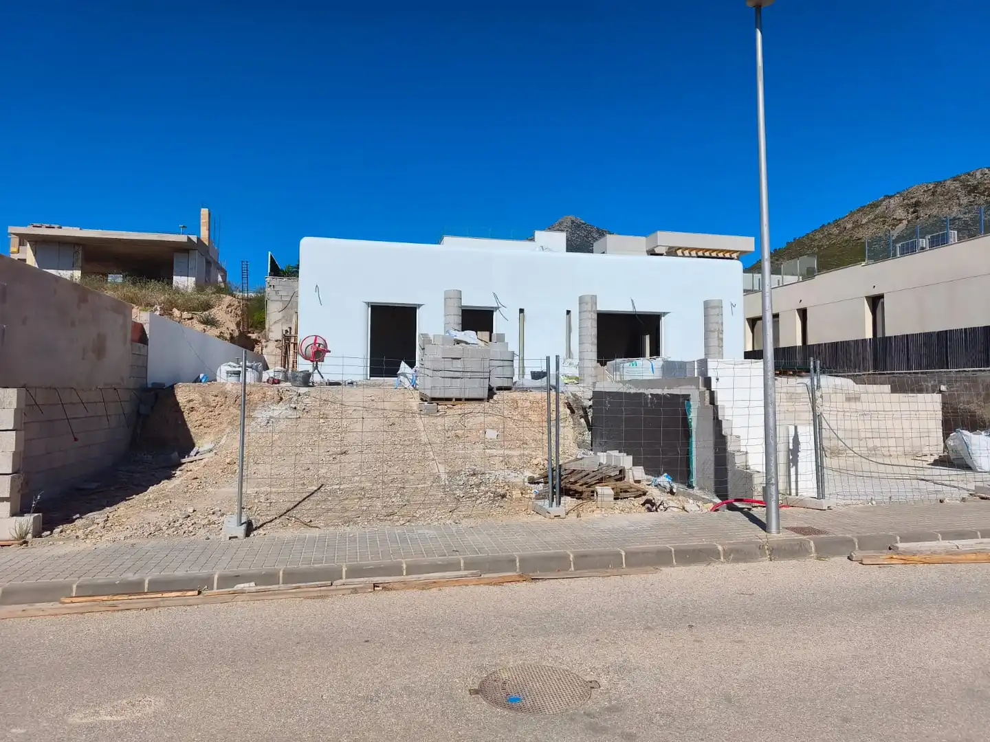 Vista exterior de Casa o xalet en venda en La Nucia amb Aire condicionat, Calefacció i Piscina