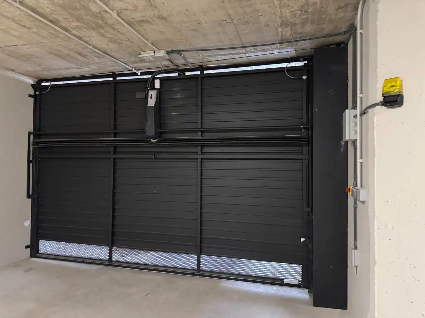 Parking de Casa o chalet en venta en Barcelona con Aire acondicionado, Calefacción y Jardín privado