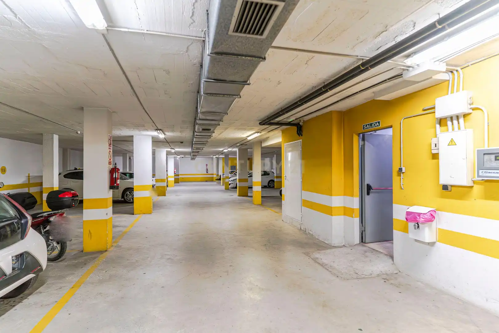 Parking de Apartamento en venta en Vélez de Benaudalla con Aire acondicionado, Trastero y Piscina