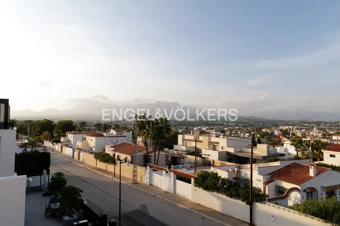 Exterior view of Houses for sale in L'Alfàs del Pi  with Air Conditioner, Private garden and Swimming Pool